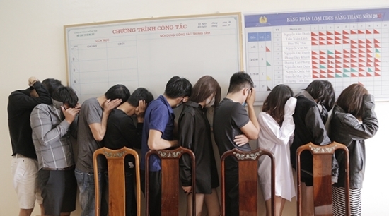 Hà Tĩnh: Đột kích khách sạn bắt quả tang 11 đối tượng đập đá